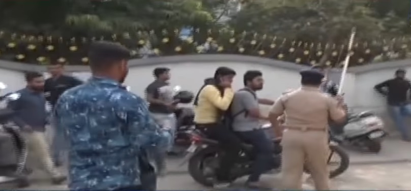 police lathicharge on lokrakshak