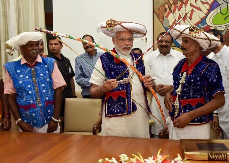 Pm Modi Attired In Traditional Dress Of Tribals Meet Tribals From Dahod Of Gujarat