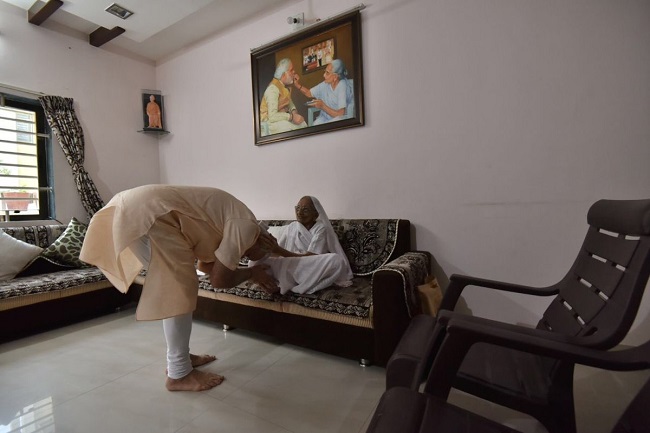 Pm Modi Takes Blessings From Mother Heeraba On His Birthday In Gandhinagar 