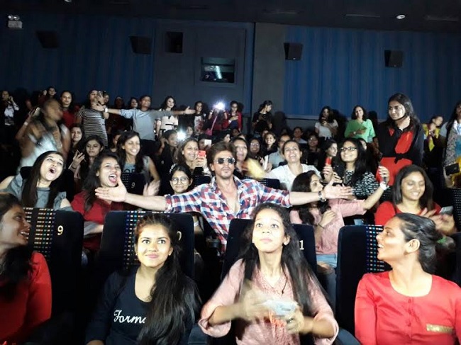 Shahrukh Khan meets 7000 Sejal in Ahmedabad