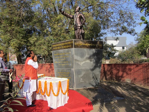 tribute to Vir Savarkar by Ahmedabad Mayor