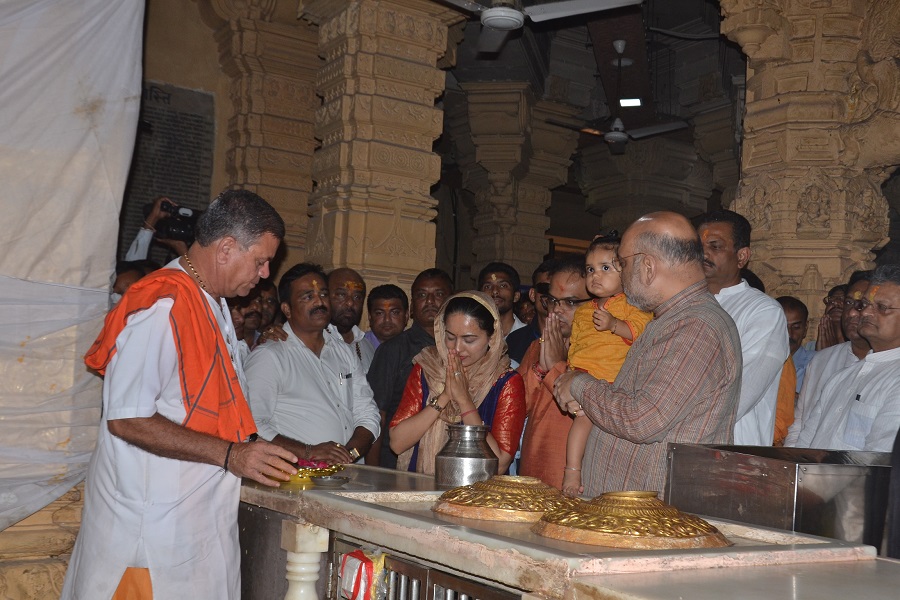 amit shah & family at somnath temple