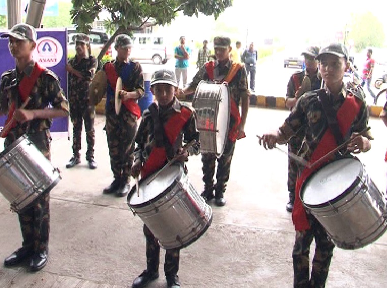 tejaswini sagar welcomed by school band