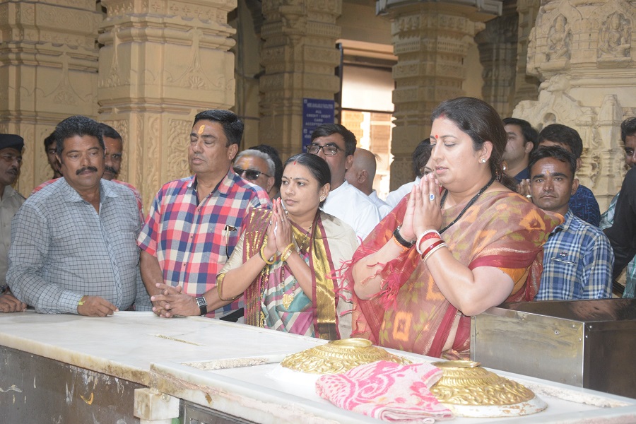 smriti irani offer prayers at somnath temple