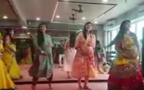 pregnant women play garba in surat