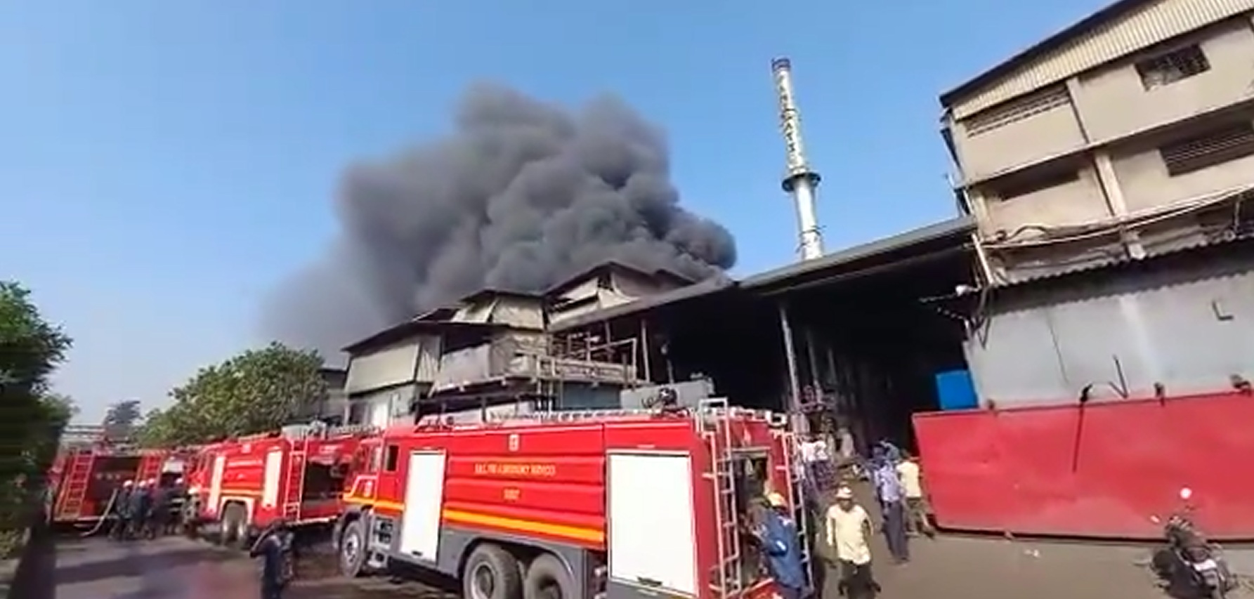 Big Fire incident At Rani Sati Dyeing Mill in Surat ; 15 fire fighters ...